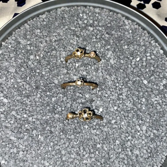 Gold Rings with Flowers - Picture 3 of 7